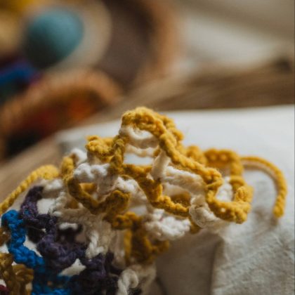 Horgolt kulacstartó (2. osztályos kézimunka)